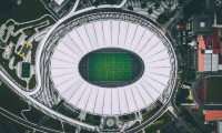50米自由泳选手跳发时泳镜飞进观众席，观众戴上